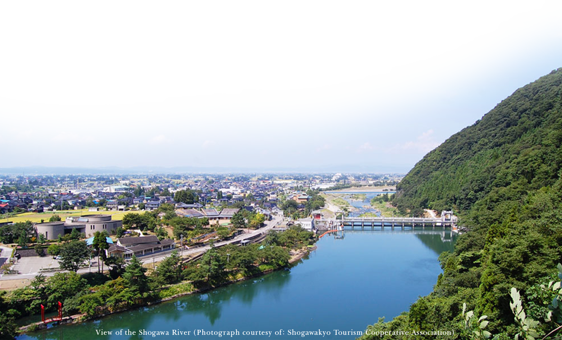 View of the Shogawa River (Photograph courtesy of: Shogawakyo Tourism Cooperative Association)