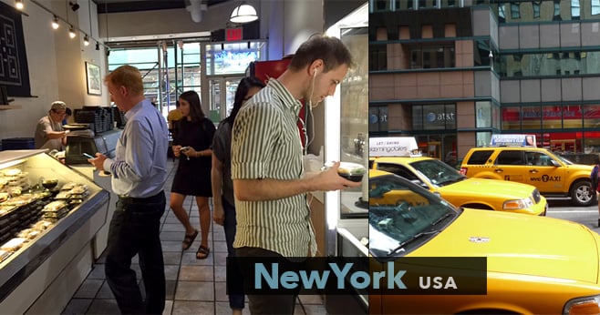 NewYork USA 写真：お弁当を売っている店の様子と、黄色いタクシーがたくさん走っているニューヨークの街の風景