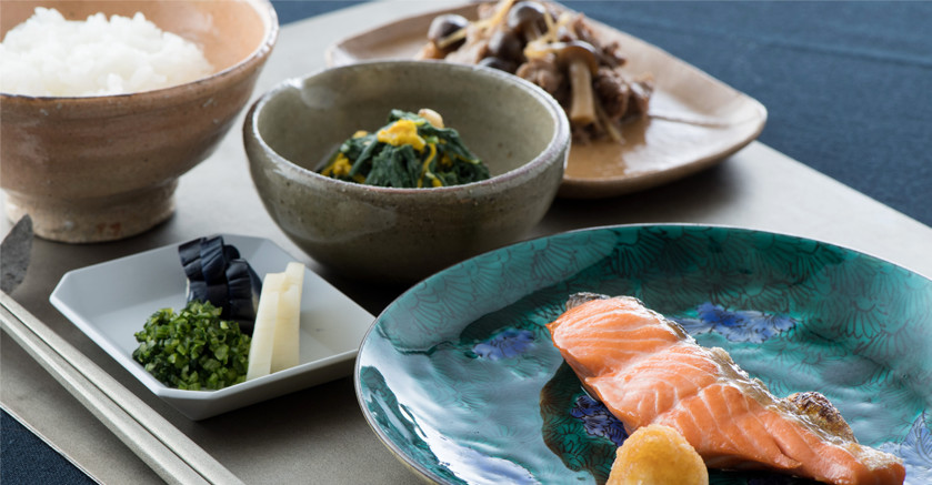 写真：九谷焼のお皿に盛り付けられた自家製塩鮭