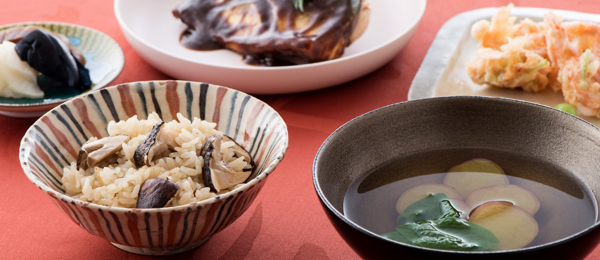 写真：2018年 秋の定食、松茸ごはん、さつまいもとつるむらさきのすまし汁、京風鯖の味噌煮、小海老と野菜のかき揚げ ぎんなん添え、奈良漬、大根と茄子の漬物
