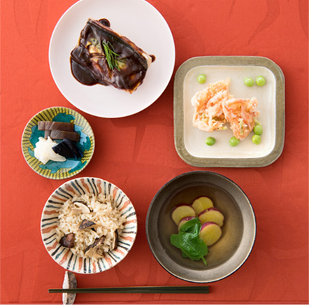 写真：今回紹介する、松茸ごはん、さつまいもとつるむらさきのすまし汁、京風鯖の味噌煮、小海老と野菜のかき揚げ ぎんなん添え、奈良漬、大根と茄子の漬物
